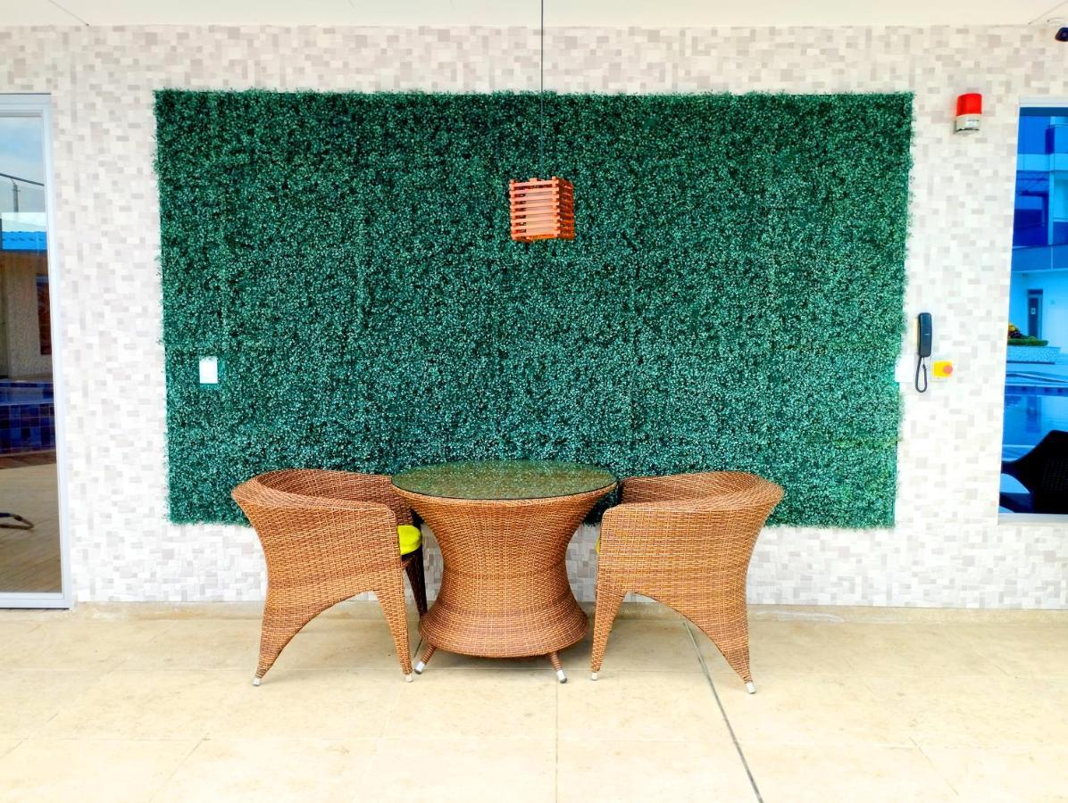 Hotel Royal Elim Internacional Cali Exterior foto Artificial green wall