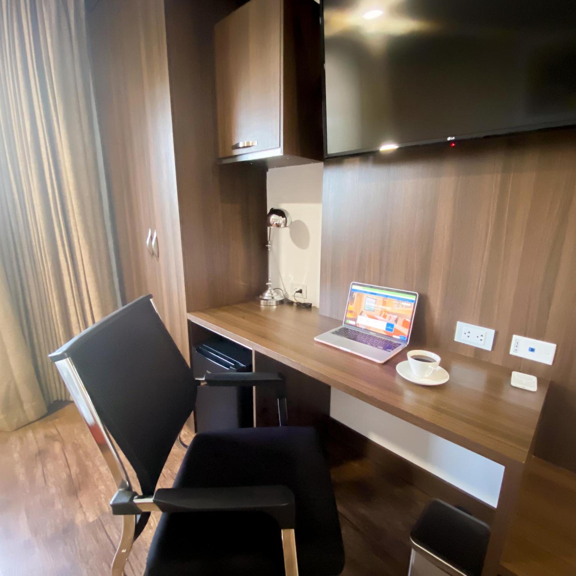 Hotel Royal Elim Internacional Cali Exterior foto A work desk in a hotel room